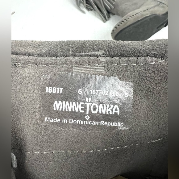 Minnetonka Grey 2-Layer Fringe Boots - Size 6 - Picture 10 of 11